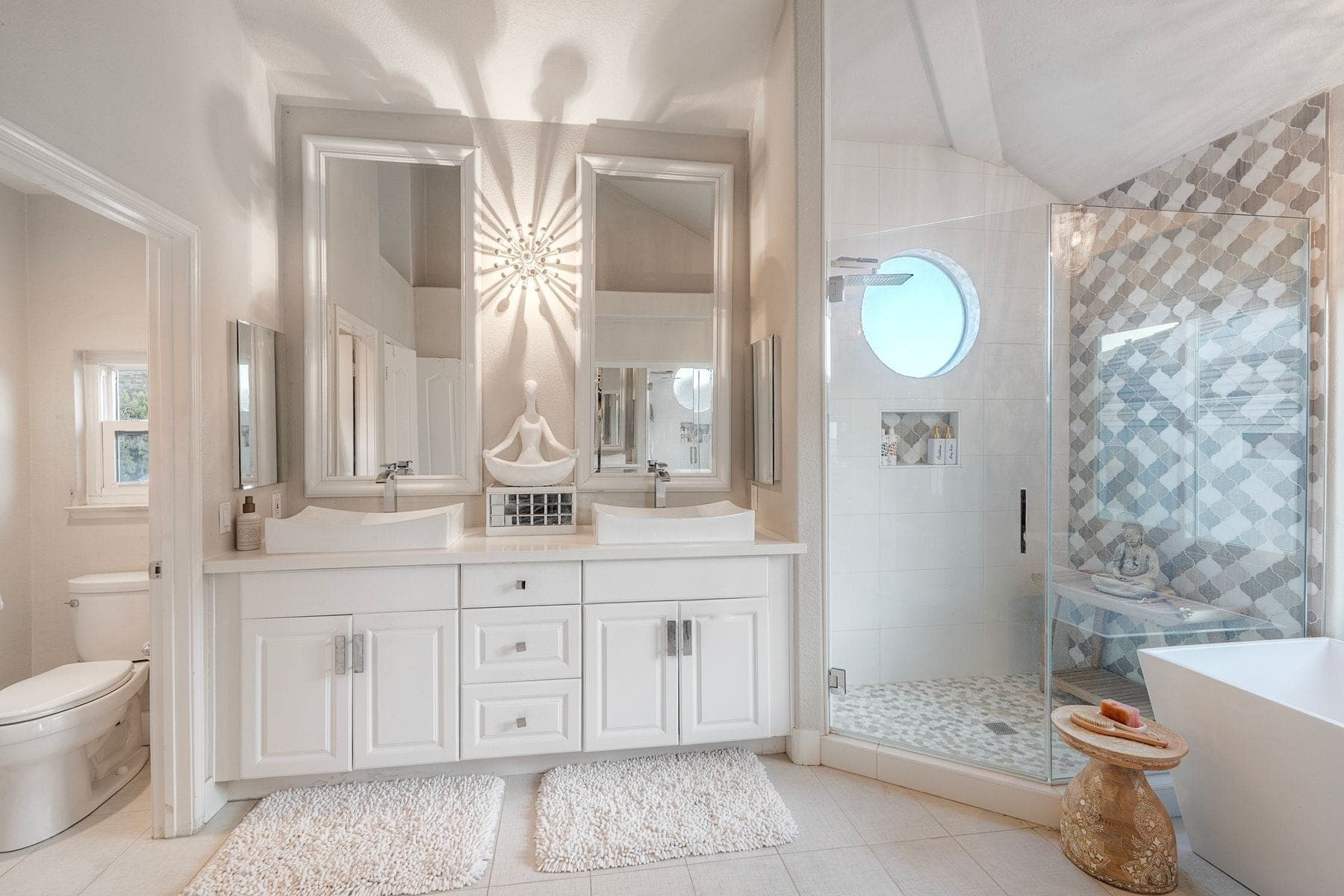 Simulated mistake: bathroom with perfectly vertical mirrors, shower glass, and door frames