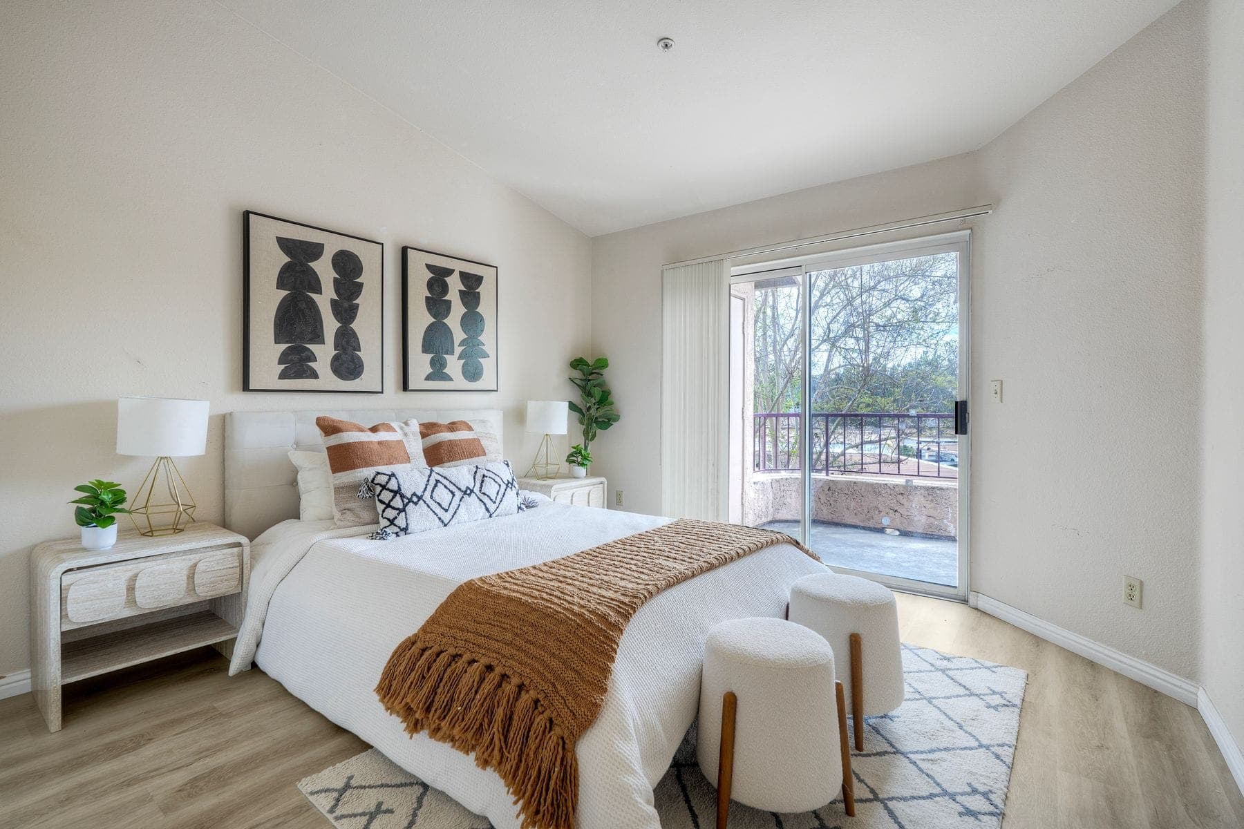 Simulated mistake: sharp bedroom photo with visible fabric and floor texture